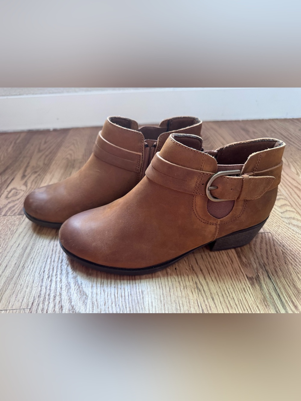 Clarks size 7 Cognac Brown Ankle Booties with Side Buckle